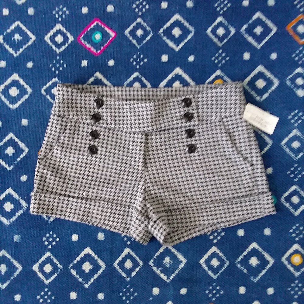 Houndstooth print shorts  NWT